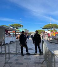 Agent de sécurité devant une fête foraine à Nice