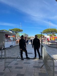Agent de sécurité devant une fête foraine à Nice
