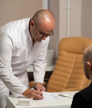 Médecin en consultation avec un patient