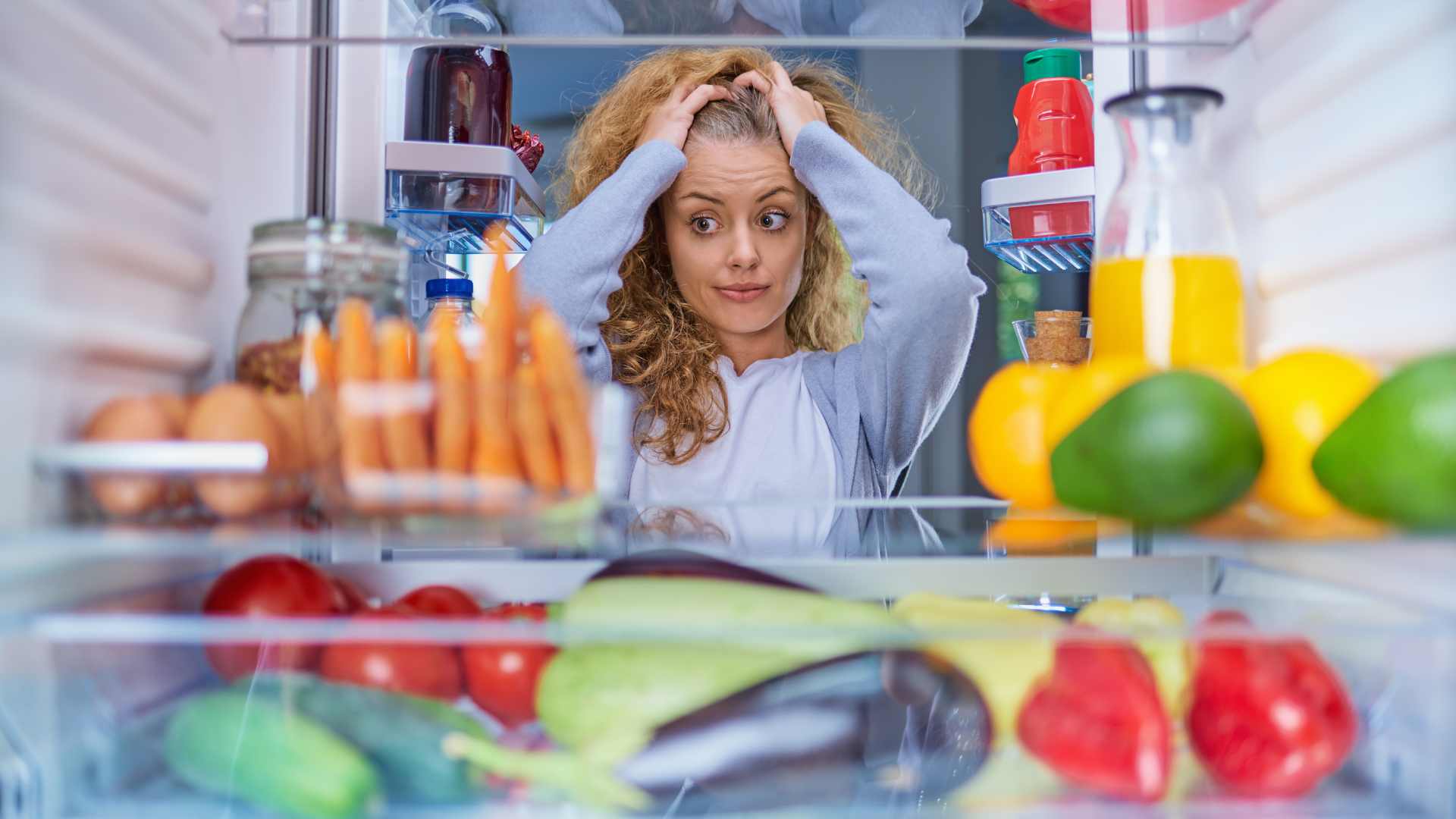 femme devant son frigo