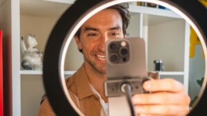 Homme qui se filme avec son smartphone